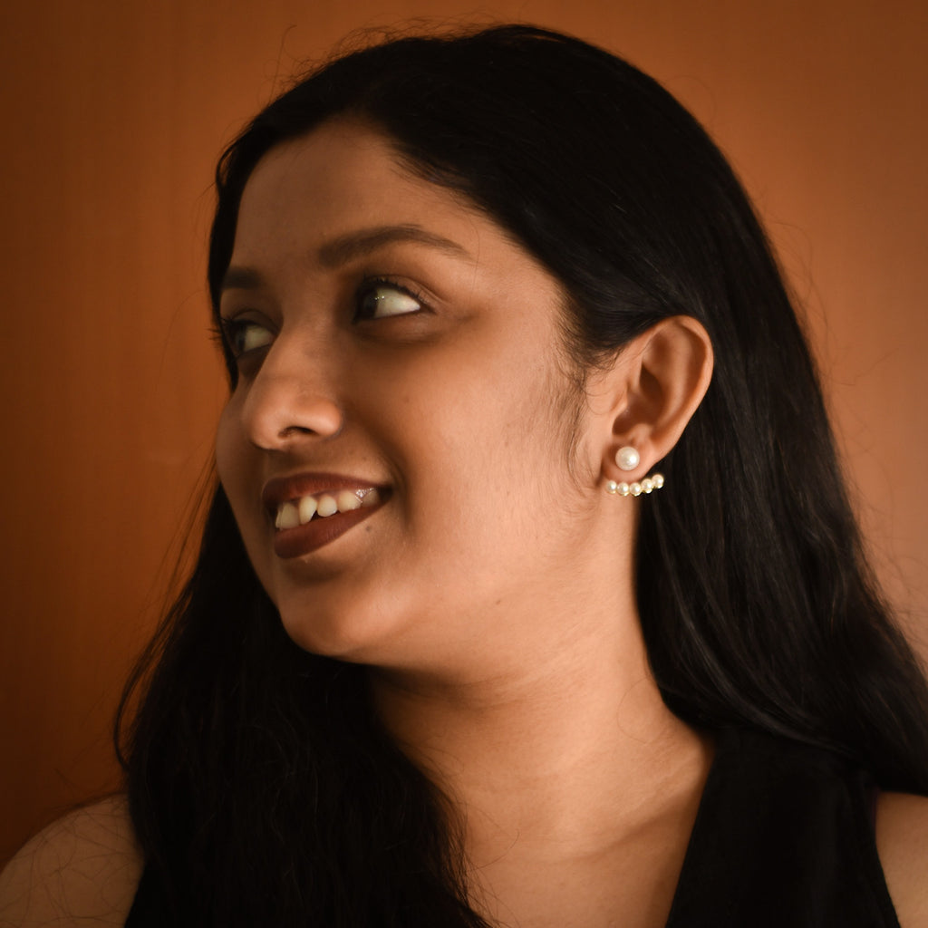Amara Pearl Curve Stud Earrings