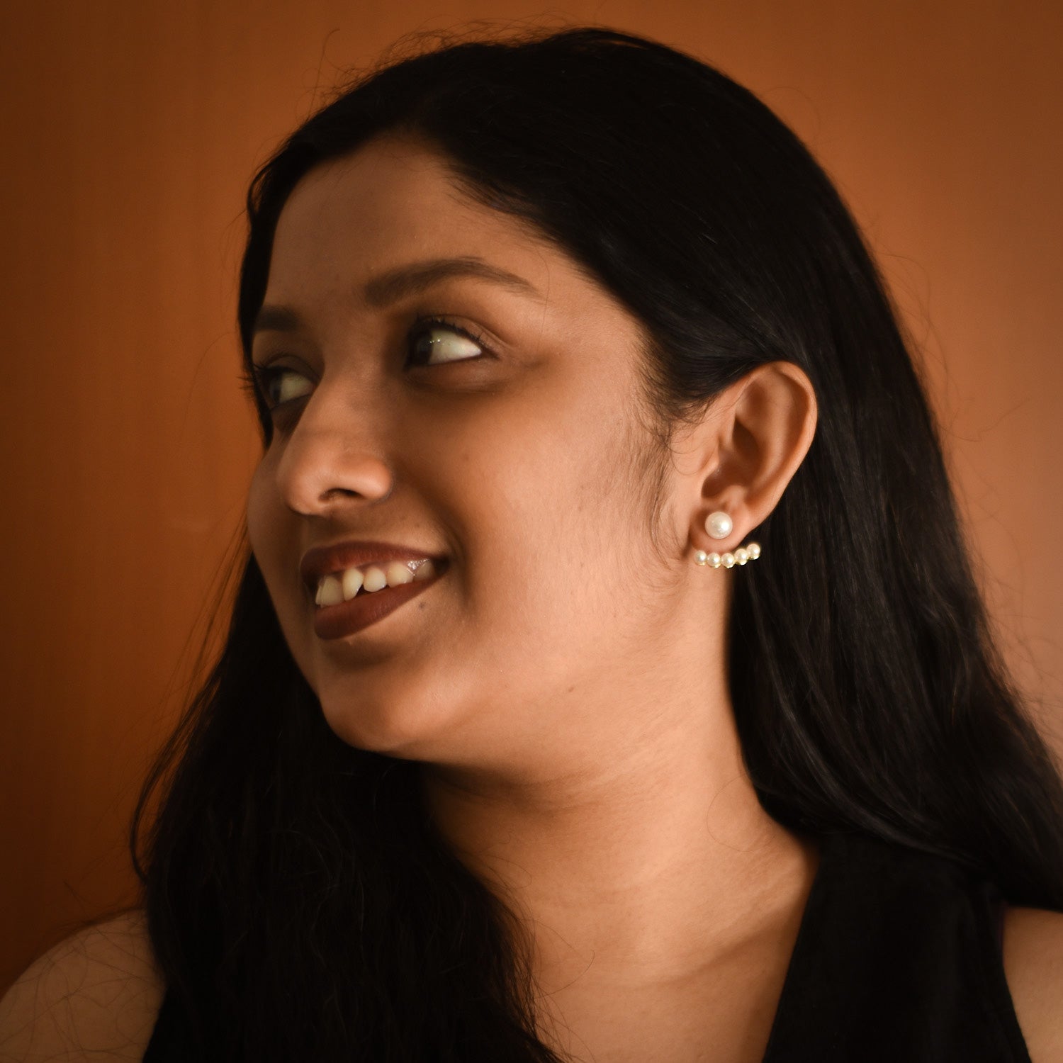 Amara Pearl Curve Stud Earrings