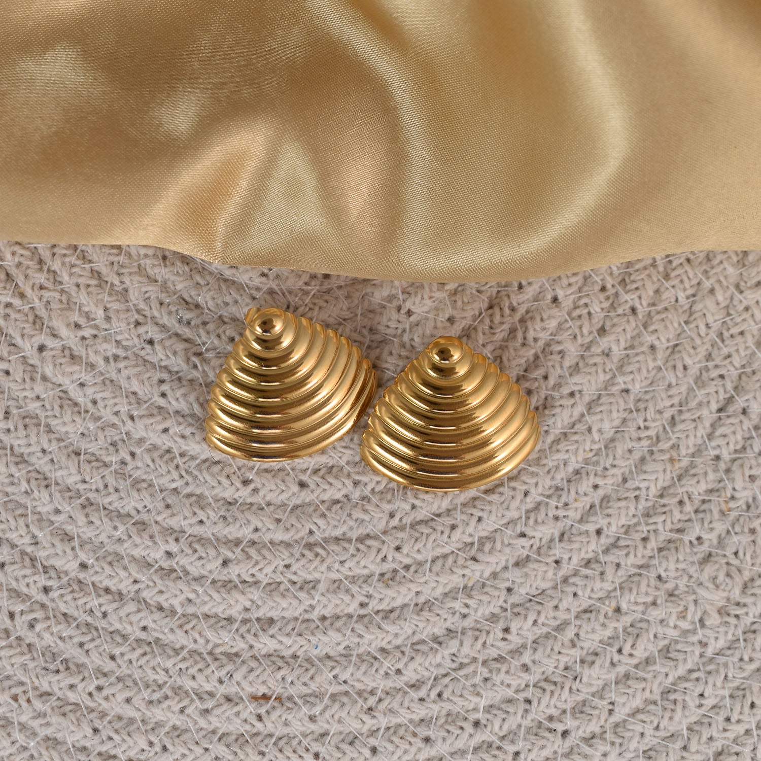 Rue Golden Shell Stud Earrings