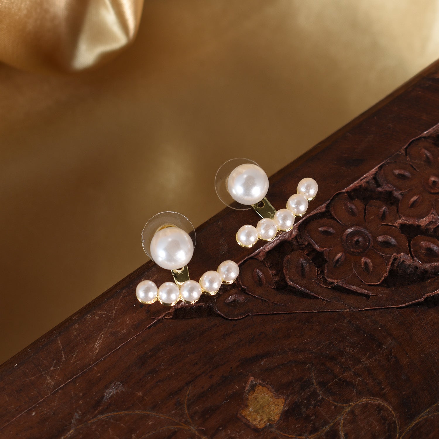 Amara Pearl Curve Stud Earrings